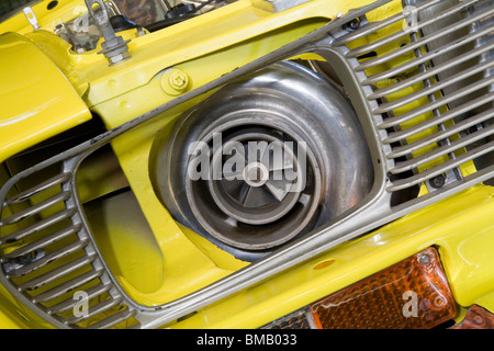 Turbolader Laufradschaufeln sichtbar in einer stark veränderten Sport Stil Dragracing Kleinwagen Stockfoto