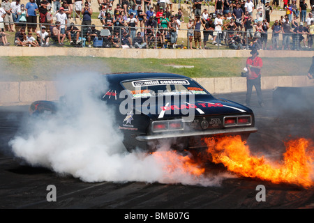 Australische Burnout Legende, Peter Gray, Durchführung einen Reifen Rauchen Burnout und seinem Camaro Kraftstoff spektakulär in Brand setzen Stockfoto