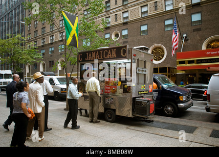 American Diner Linie für an den jamaikanischen Dutchy Einkaufswagen, Essen um Mittagessen am Jerk Chicken und andere Köstlichkeiten der Insel in New York Stockfoto