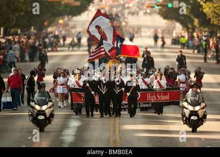 Militärische Color Guard und Gymnasium Blaskapelle während der jährlichen Veterans Day parade in der Innenstadt von Austin, Texas, USA Stockfoto