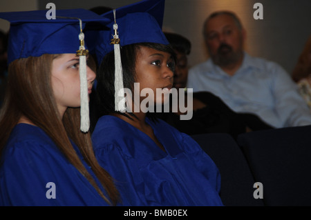 2 nach Hause geschult High-School-Absolventen sind bei ihrer Kirche die feste Felsenkirche in Riverdale Park, Md geehrt. Stockfoto