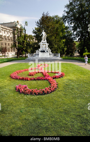 Statue von Mozart im Burggarten Garten. Blumen-Violinschlüssel. Vienna Stockfoto