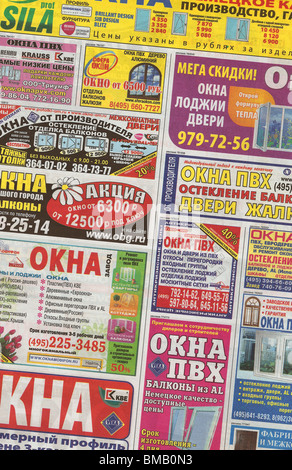 Russische Anzeigen in Gratiszeitung (vertikale Serie in hoher Auflösung) Stockfoto