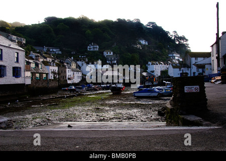 Polperro ein kleiner Fischerhafen an der Cornwall coast mit der Flut Stockfoto