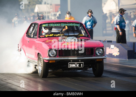 Aufgeladene Holden Torana Beschleunigungsrennen Auto durchführen einen Burnout vor dem Rennen in der Motorplex von Perth, Westaustralien Stockfoto