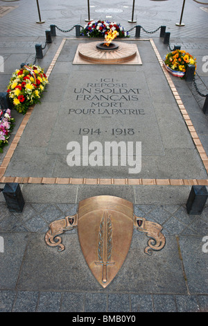 Grab des unbekannten Soldaten und ewige Flamme am Arc de Triomphe Paris Frankreich Stockfoto