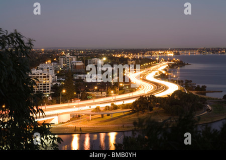 Lichtspuren auf dem Kwinana Freeway Süden über die Narrows Bridge und aus der CBD. Perth, Western Australia, Australia Stockfoto