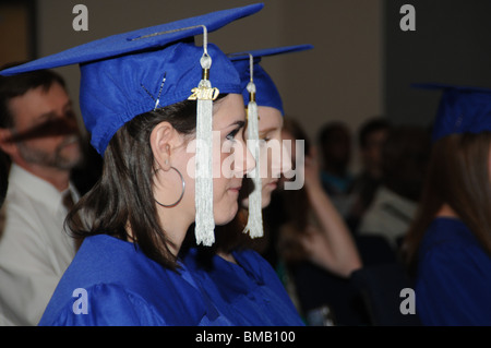 zwei Mädchen warten, um ihr Abitur an einer Abschlussfeier für Heimat geschulte Absolventen erhalten Stockfoto