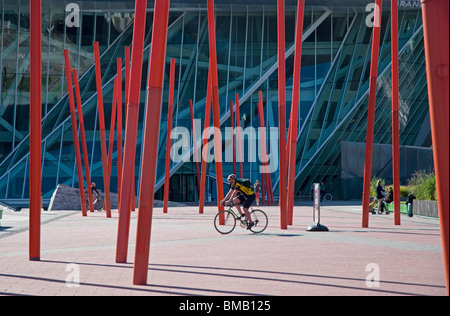 Radfahrer fährt durch Martha Schwartz Installation, Grand Canal Square, Dublin Stockfoto