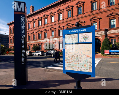 Justiz-Square u-Bahnstation in Washington, D.C. mit dem Gebäude-Museum im Hintergrund Stockfoto