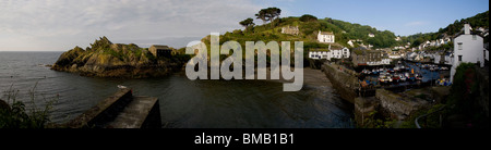 Panoramablick über Polperro ein kleiner Fischerhafen an der Küste von Cornwall Stockfoto