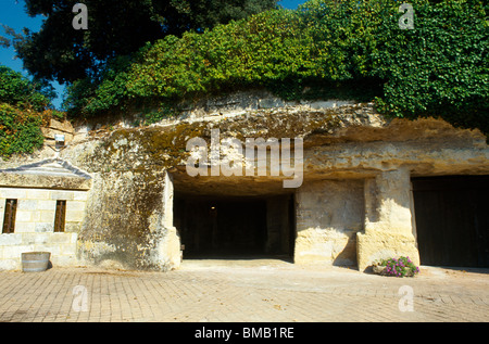 St. Emilion Frankreich Chateau Franc Mayne Höhlen wo sie die Fässer Wein halten Stockfoto
