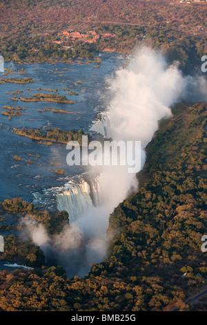 Antenne sehen herrliche nebligen Viktoriafälle, 1 der 7 Naturwunder der Welt und die Brücke, die Grenze zu Sambia und Simbabwe Stockfoto