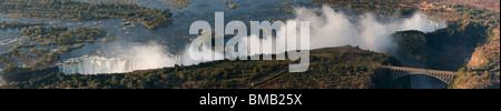 Panorama Antenne anzeigen nebligen Viktoriafälle eines der 7 Naturwunder der Welt und die Brücke, die Grenze zu Sambia und Simbabwe Stockfoto