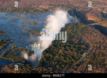 Antenne sehen herrliche nebligen Viktoriafälle, 1 der 7 Naturwunder der Welt und die Brücke, die Grenze zu Sambia und Simbabwe Stockfoto