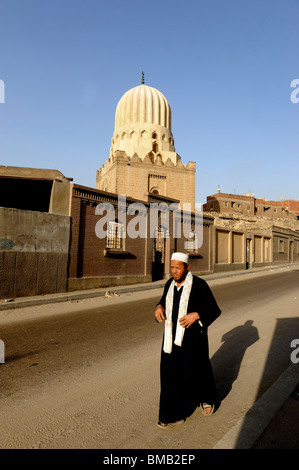 ägyptischen Mann zu Fuß entlang einer ruhigen Straße im südlichen Friedhöfe, Kairo, Ägypten Stockfoto