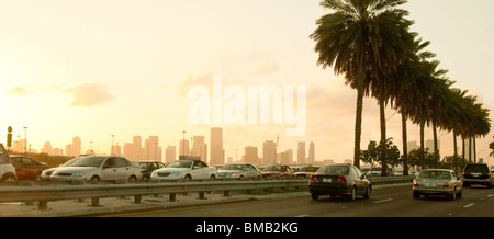 Feierabendverkehr auf MacArthur Causeway zwischen Miami Beach und Miami, Florida, USA Stockfoto