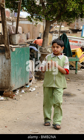 Zabbaleen junge essen Brot, Straßenszene, Zabbaleen Gemeinschaft, koptische Kairo, Kairo, Ägypten Stockfoto