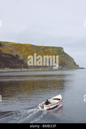 Mann in kleinen Boot in der Gamrie Bay in der Nähe von Gardenstown Schottland Mai 2010 Stockfoto