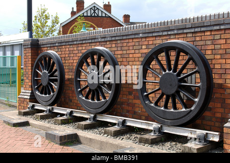 Alten Dampf Lok Räder von Bahnhof, Kirkby in Ashfield, Nottinghamshire, England, UK Stockfoto