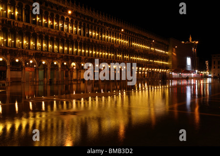 Reflexionen in einer überfluteten Markusplatz entfernt. Stockfoto