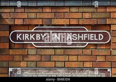 Alte Eisenbahn Station Zeichen, Kirkby in Ashfield, Nottinghamshire, England, UK Stockfoto