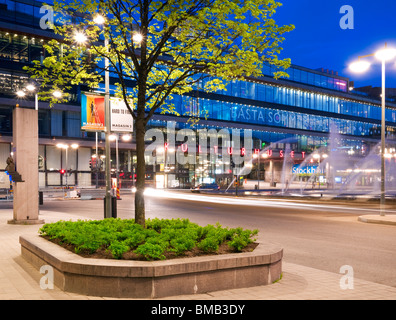 Night-Time-Ansicht der Sergels Torg, zentralen öffentlichen Platz und Kulturzentrum Kulturhuset in Stockholm, Schweden Stockfoto