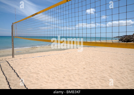 Volleyballnetz am Strand Stockfoto