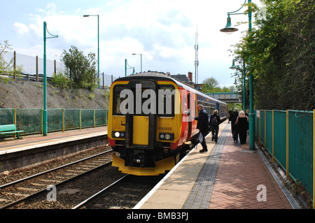 Trainieren Sie auf Robin Hood Linie bei Kirkby in Ashfield Railway Station, Nottinghamshire, England, UK Stockfoto