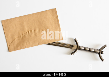 Brieföffner Metall Messer einen braunen Umschlag öffnen Stockfoto