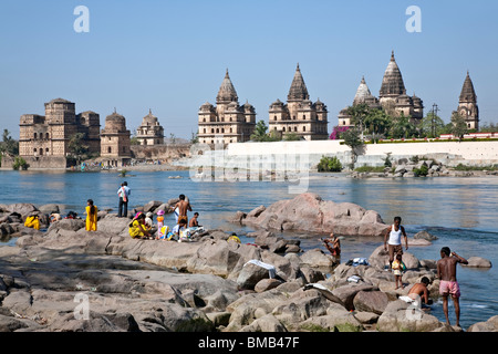 Baden im Fluss Petwa Menschen. Auf dem Hintergrund der Royal Ehrenmale. Orchha. Indien Stockfoto