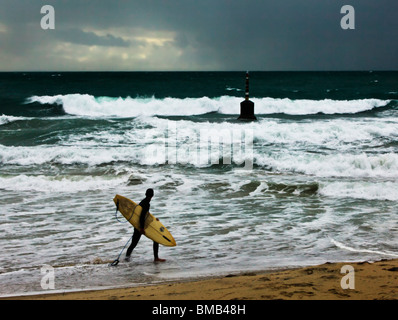 Ein Surfer die Wellen am Cottesloe Beach Stockfoto
