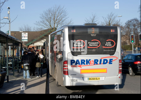 Fluggästen einen Park &amp; Ride Bus an einer Bushaltestelle in England Stockfoto