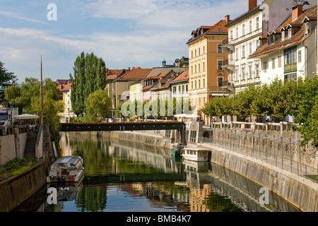 Slowenien Ljubljana Blick auf Häuser und Restaurants entlang der Ljubljanica Stockfoto