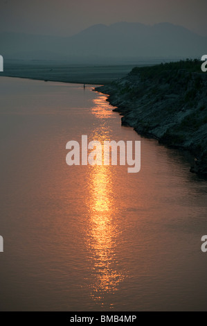 Lone Fischer bei Sonnenuntergang Fischen vom Ufer des Brahmaputra Fluss, Assam, Indien Stockfoto