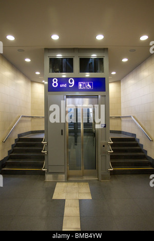 8 9 Aufzug Fahrstuhl Ascenseur Schritte Welle innen Stockfoto