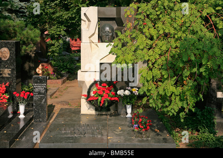 Grab von der sowjetische Führer Nikita Khrushchev auf Nowodewitschi-Friedhof in Moskau, Russland Stockfoto