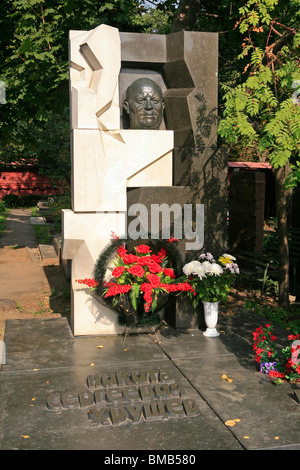 Grab von der sowjetische Führer Nikita Khrushchev auf Nowodewitschi-Friedhof in Moskau, Russland Stockfoto