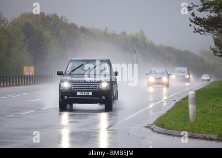 Zweispurige Straße A75 UK Schlechtwetter regen Nebel Spray Autos mit Lichtern auf schlechtes Wetter Feierabendverkehr Dumfries Stockfoto