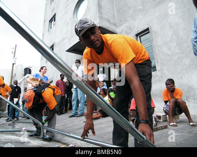 Eine Dominikanische Hilfe-Team errichtet einen medizinischen Zelt außerhalb eines Krankenhauses in Port-au-Prince nach dem Erdbeben in Haiti Stockfoto
