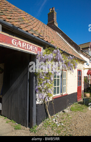 Ein Eintritt in den Garten von The Hill House Inn, Happisburgh, Norfolk, England. Stockfoto