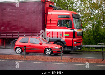 Zweispurige Straße A75 in der Nähe von Dumfries Schottland UK Schlechtwetter regen Nebel spray Auto LKW überholen Stockfoto