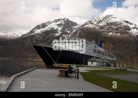 Kreuzfahrtschiff mit schneebedeckten Bergen im Hintergrund, Eidfjord, Norwegen, norwegische Fjorde, Skandinavien, Europa Stockfoto