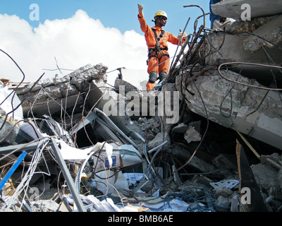 Eine Dominikanische Entwicklungshelferin sucht nach Überlebenden in den Trümmern in Port au Prince nach dem Erdbeben in Haiti Stockfoto