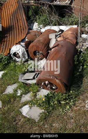 alten Warmwasserboiler von verlassenen Anwesen im Bereich verlassen Stockfoto