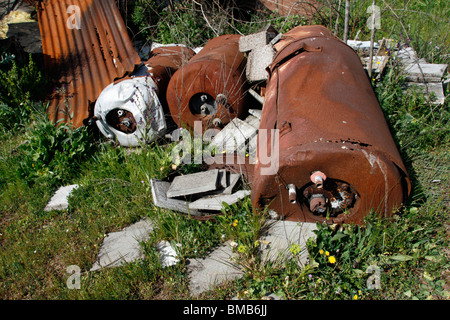 alten Warmwasserboiler von verlassenen Anwesen im Bereich verlassen Stockfoto