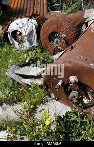 alten Warmwasserboiler von verlassenen Anwesen im Bereich verlassen Stockfoto