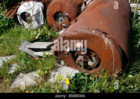 alten Warmwasserboiler von verlassenen Anwesen im Bereich verlassen Stockfoto