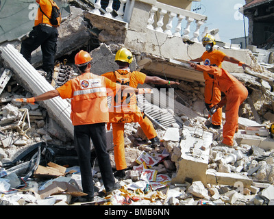 Dominikanische Such- und Rettungsdienst-Team auf der Suche nach Überlebenden in den Trümmern in Port-au-Prince nach dem Erdbeben in Haiti Stockfoto