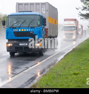 Eine beschäftigt zweispurigen Straße A75 in der Nähe von Dumfries Schottland UK Schlechtwetter regen Nebel Spritzleitung LKW mit Licht Stockfoto